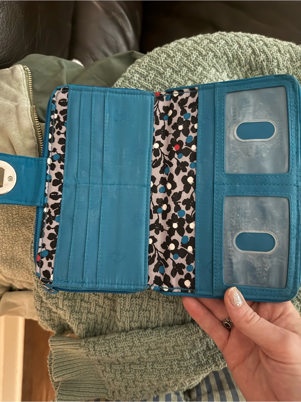 Vera Bradley wallet some wear on the clasp blue - Picture 4 of 4